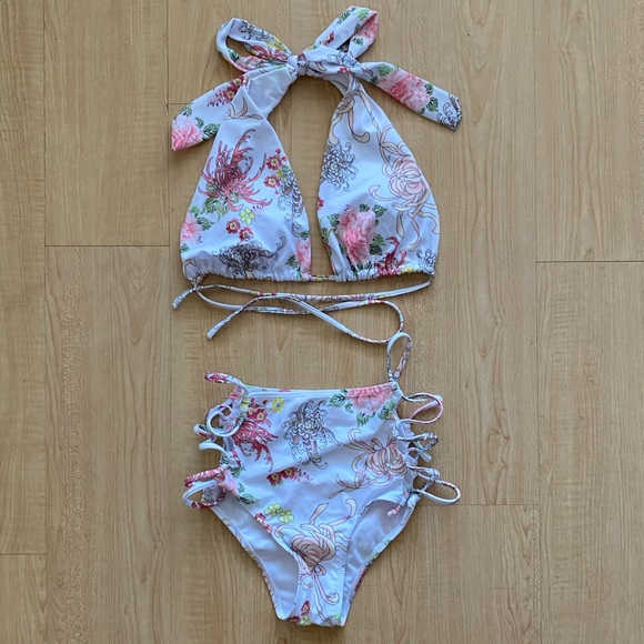 NWOT white and floral bikini with cool laced sides - Picture 1 of 2
